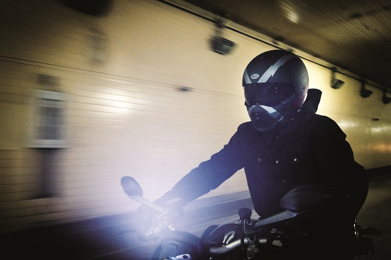 motocyklista jedzie nocą przez miasto
