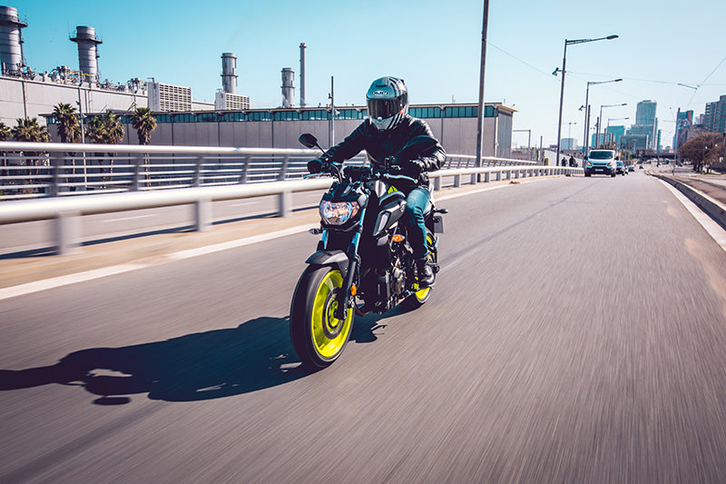 Motocyklista jadący ulicy w mieście w swoim pierwszym kasku motocyklowym marki HJC