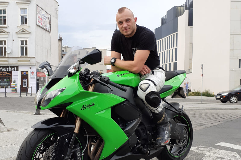 motocyklista na zielonym motocyklu Kawasaki Ninja ZX10R w czarnej koszulce