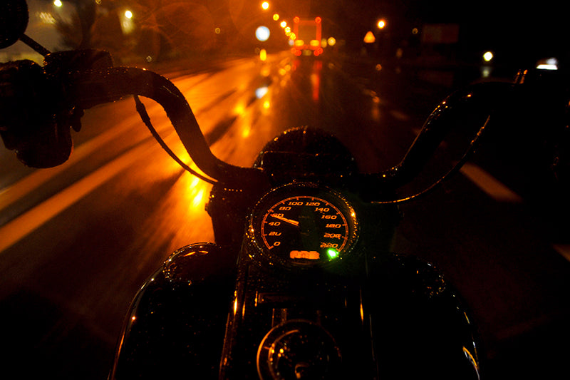 motocykl  w ujęciu nocnym na mieście