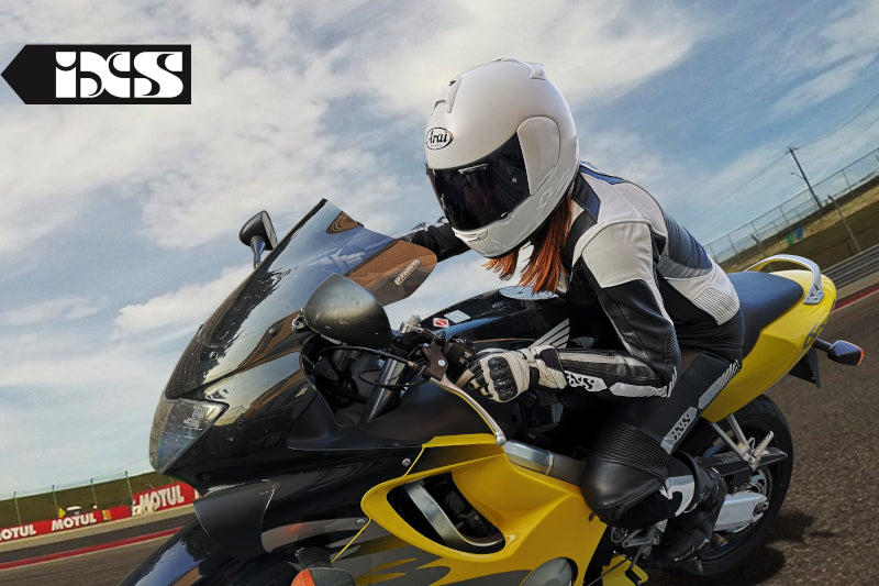 Motocyklistka ubrana w kombinezon iXS LD RS-1000 Lady jedzie na motocyklu