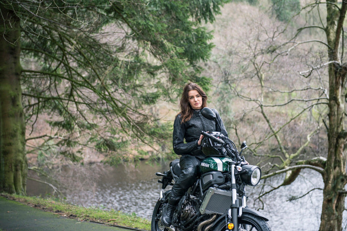 Motocyklista ubrana w kombinezon RST Madison II Lady ozuje do zdjęcia