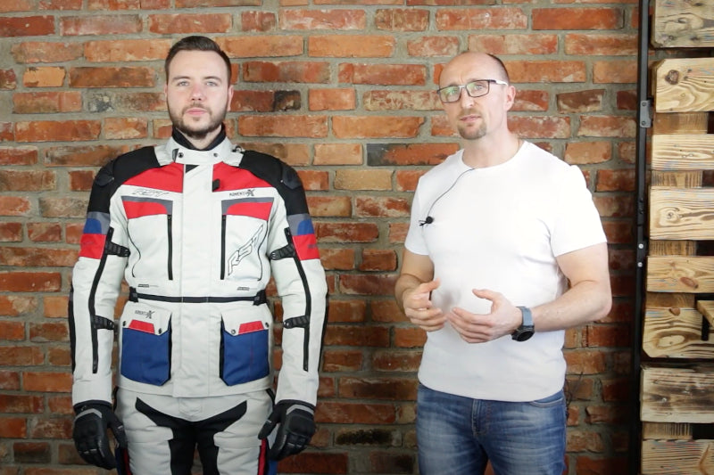 prezentacja turystycznej kurtki motocyklowej RST Adventure X w kolorze białym z czarno-czerwonymi dodatkami 