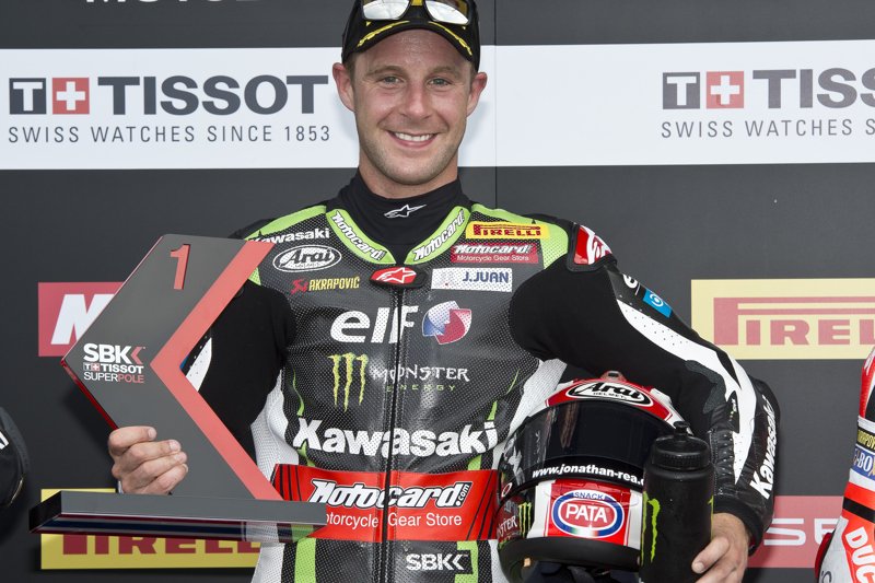 Jonathan Rea na podium pozuje do zdjęć 