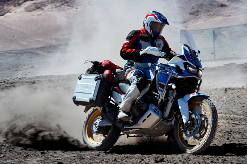 motocyklista na niebieskim motocyklu Adventure, dual-sport, ON/OFF Road - motocykle typu turystyczne enduro