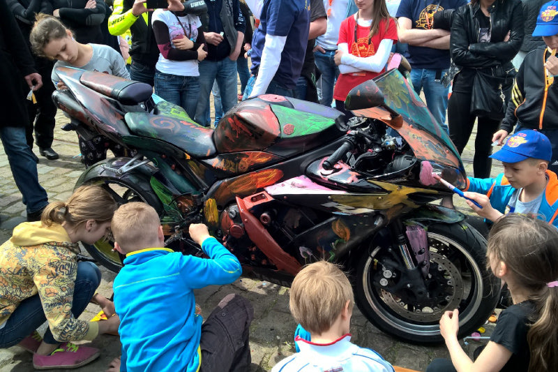 dzieci malujące motockl farbkami