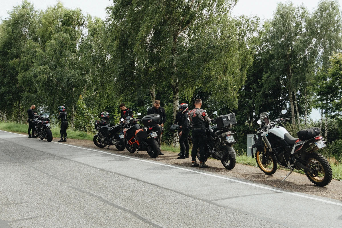 motocykliści stojący na poboczu ze swoimi motorami odpoczywają po podróży