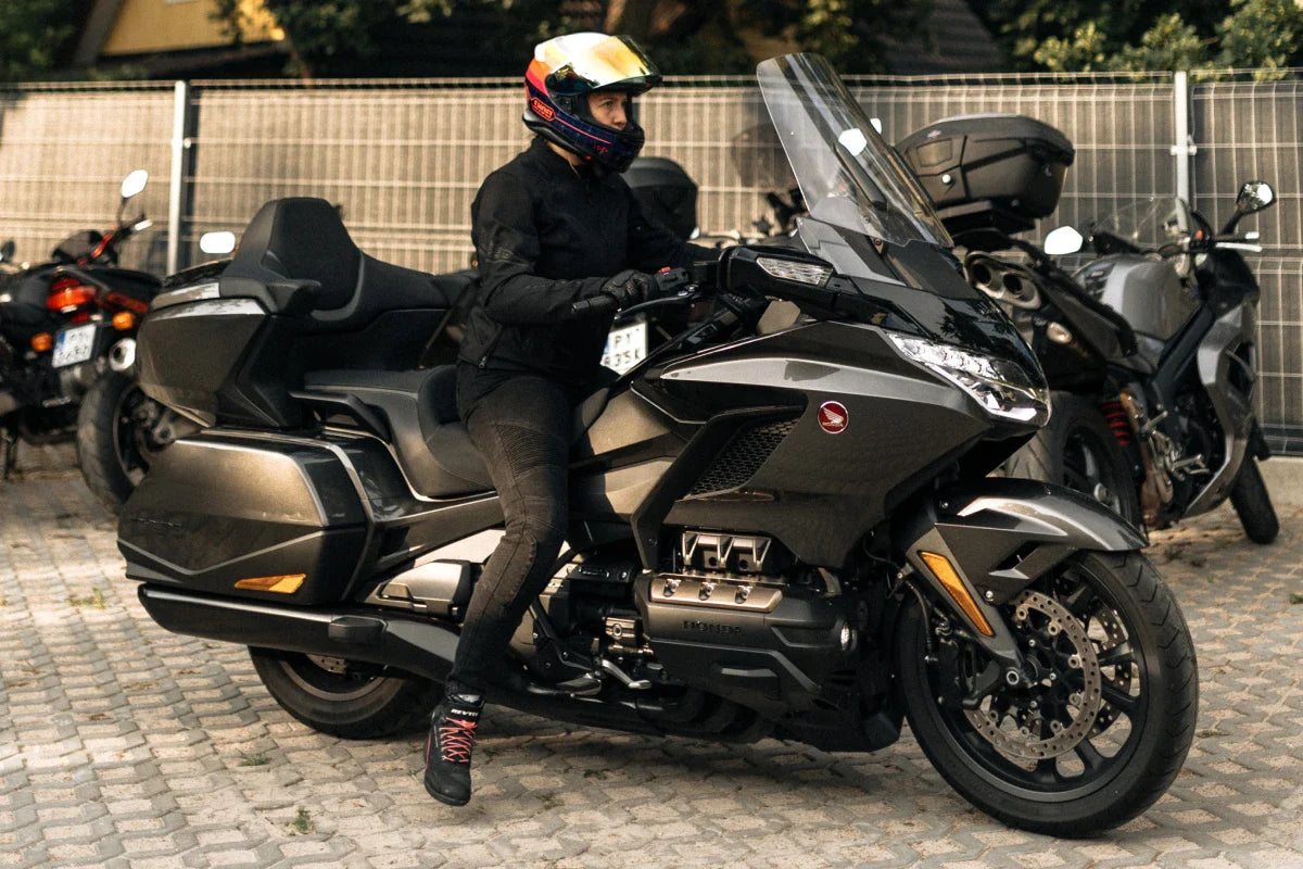 motocyklista siedzący na motorze