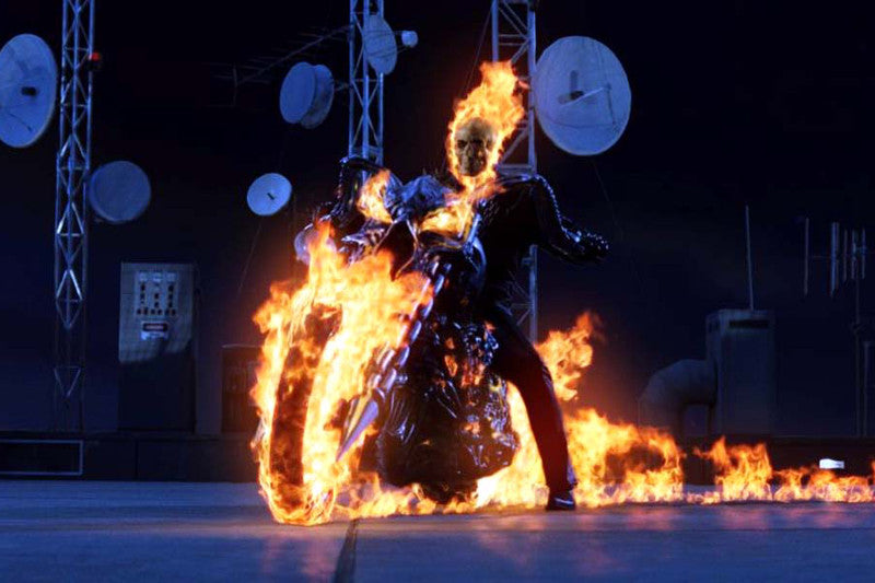 kadr z filmu ghost rider przedstawiający głównego bohatera na motocyklu otoczonego płomieniami na ciemnym tle