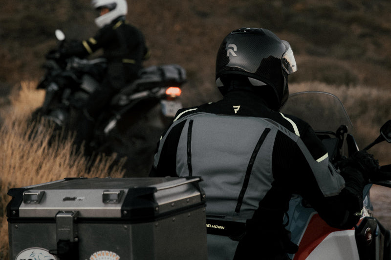 dwójka motocyklowych turystów jeździ w terenie