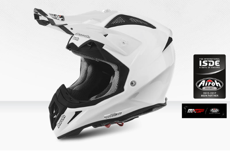 biały kask motocyklowy airoh aviator na grafice reklamowej