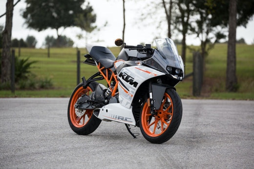 motocykl KTM stoi na parkingu