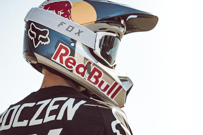 Motocyklista w kasku na Enduro z logo RedBull oraz Fox