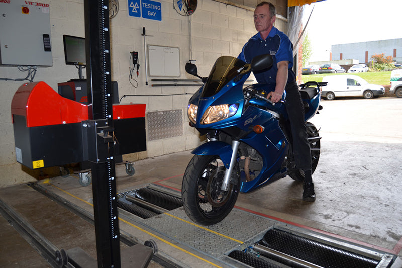 motocykl Suzuki SV na stacji kontroli pojazdów