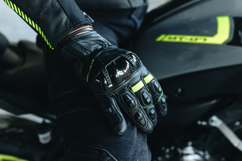 na pierwszym planie ręka motocyklisty ubrana w rękawicę motocyklową ozone rs600