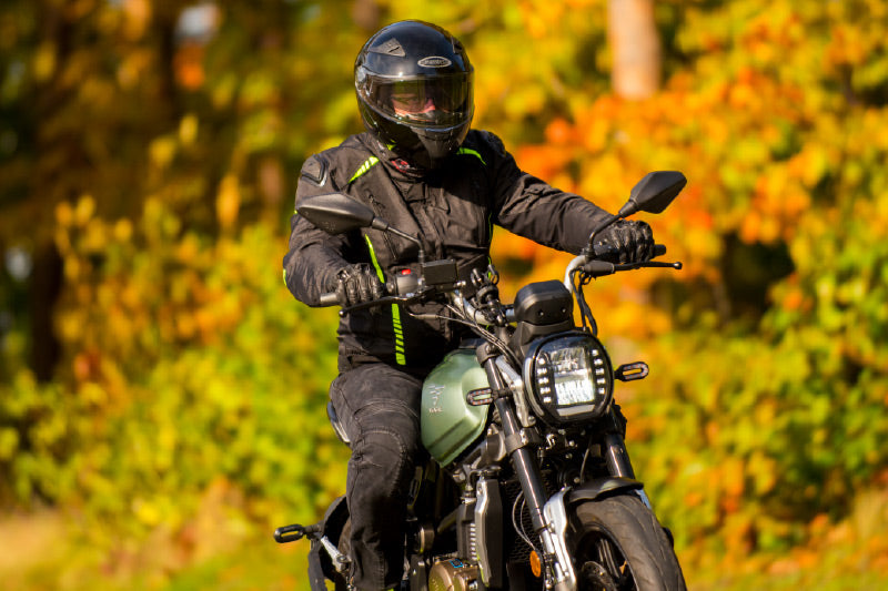 jesienne podróże motocyklem z zestawem Ozone mogą być przyjemne
