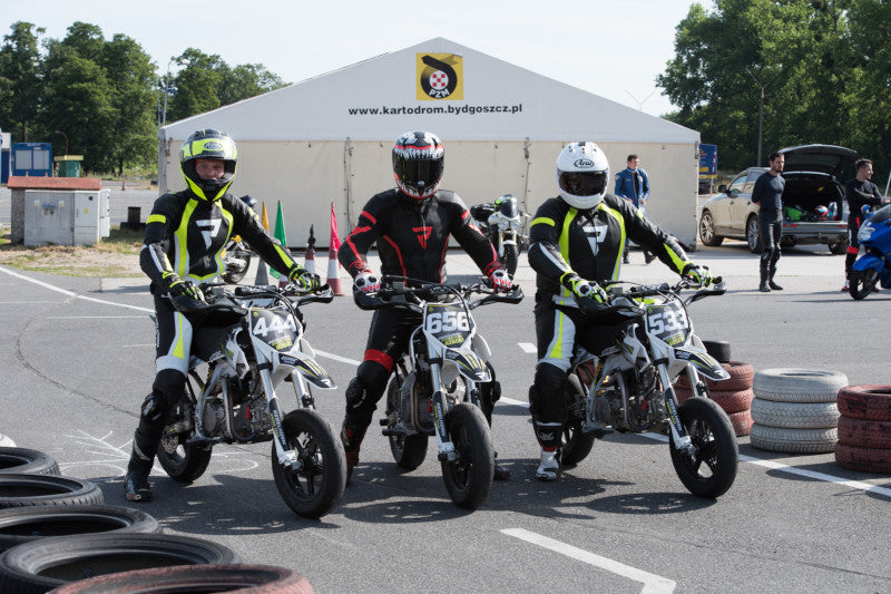 Trzech motocyklistów  Pit bike motocykle na torze. 