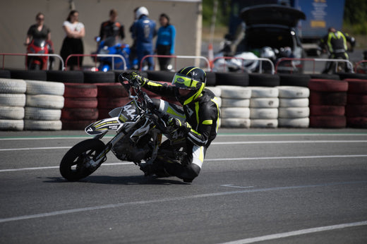 Motocyklista na torze podczas jazdy na Pit Bike