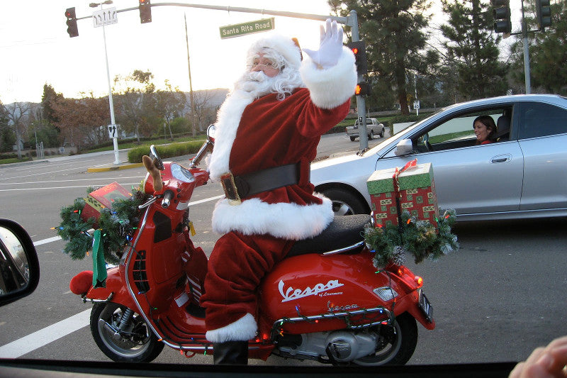 Święty Mikołaj na motocyklu Vespa w Kalifornii