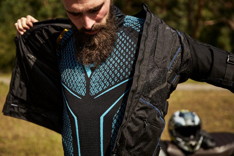 motocyklista zakłada odzież kurtkę motocyklową na odzież termoaktywną rebelhorn therm ii niebieską