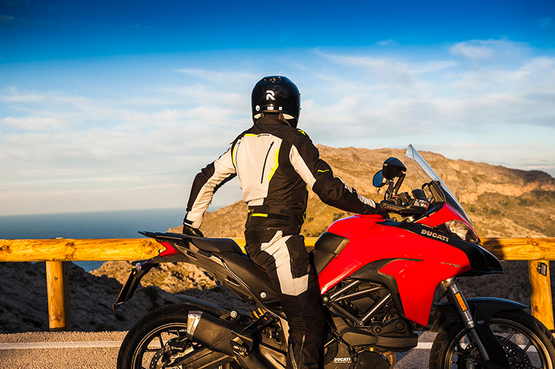 motocyklista w kurtce Rebelhorrn Borg siedzi na motocyklu