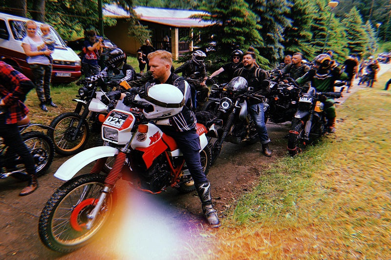 motocyklista na motocyklu podczas Scrambler Fever Rally vol.5 