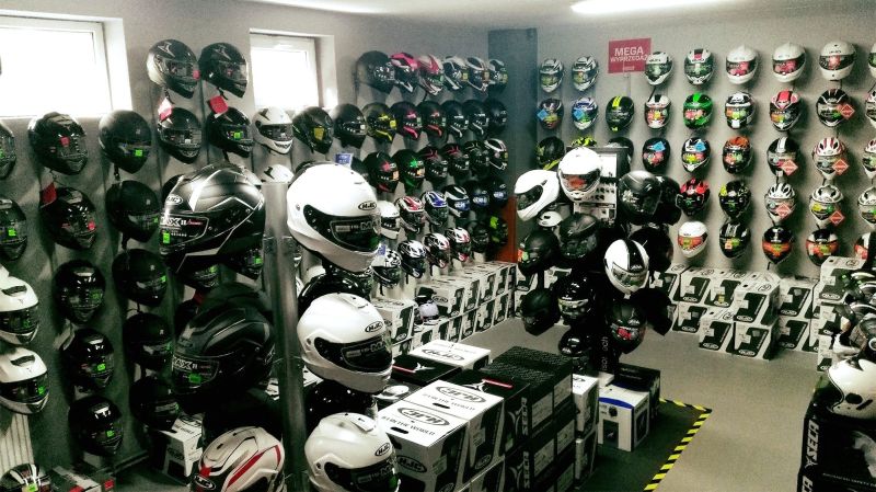 Wystawa kasków motocyklowych w sklepie