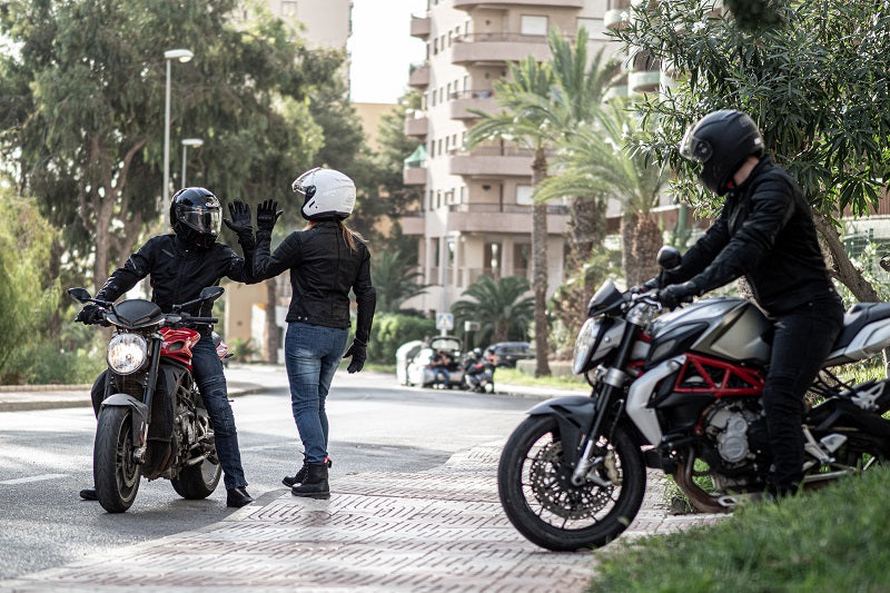 Trójka motocyklistów spotyka się na drodze