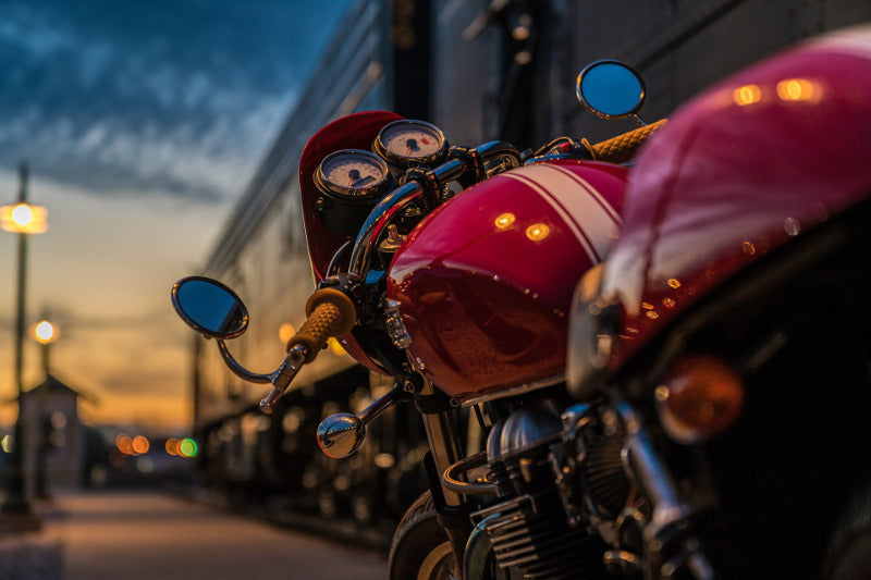 motocykl miejski na tle zachodzącego słońca