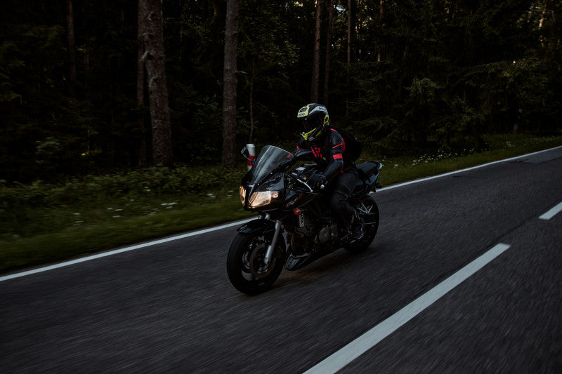 motocyklistka jadąca w lesie na suzuki sv 650