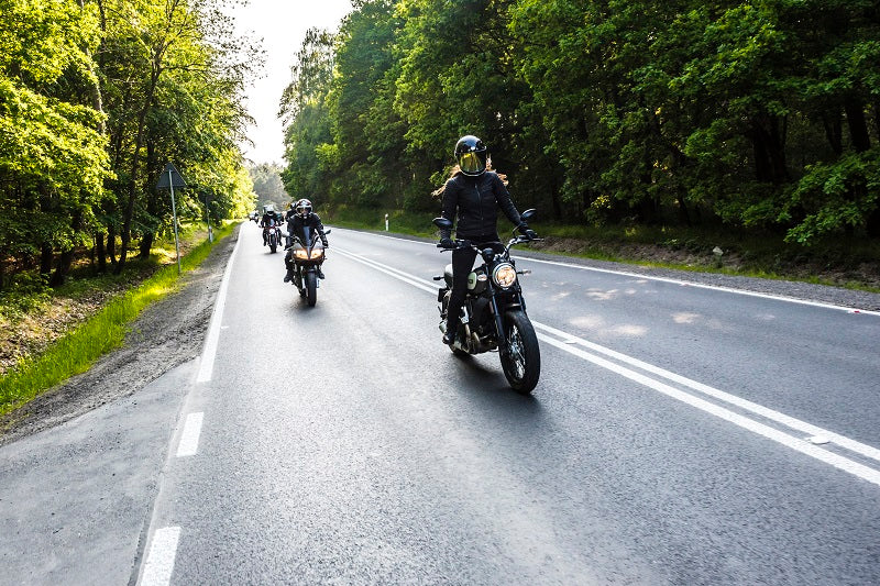 Trójka motocyklistów jedzie drogą