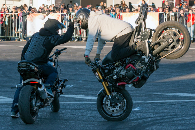 pokazy stuntu w czasie targów motocyklowych