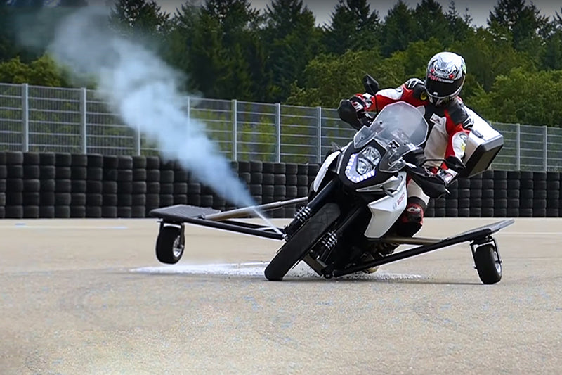 motocyklista testuje odrzutowy system bezpieczeństwa