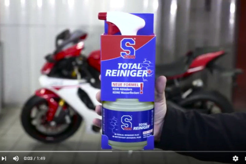 ręka trzyma produkt S100 Total Reiniger do motocyklów 