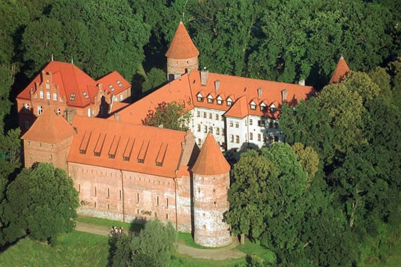 Twierdza w okolicach Borów Tucholskich w otoczeniu gęstych drzew, wiedziana z lotu ptaka