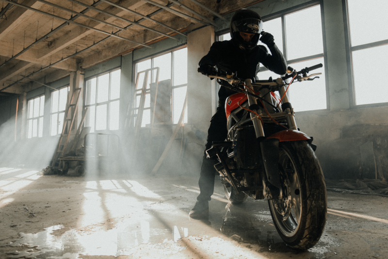 motocyklista w kurtce vandal air