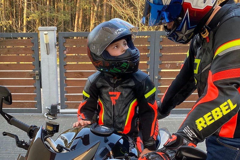 dziecko i ojciec przy motocyklu ubrani w kombinezon Rebelhorn 