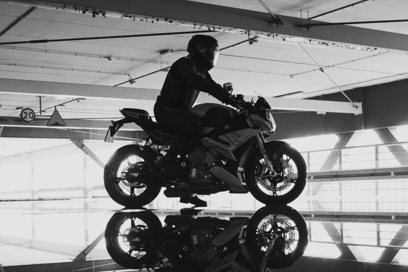 Mężczyzna na motocyklu w hali parkingowej