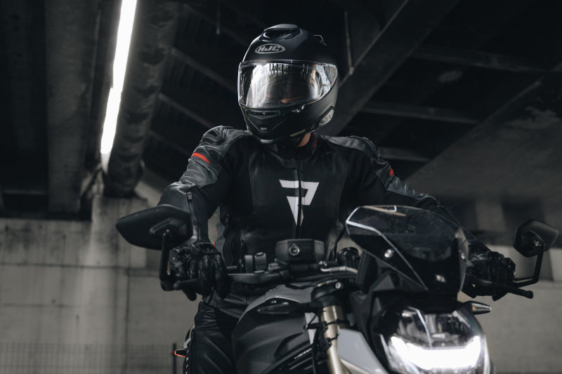 motocyklista w czarnym sporotowo-turystycznym kombinezonie rebelhorn veloce