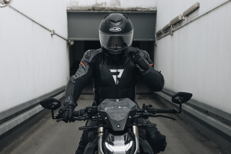 Motocyklista w kompletnym sportowym stroju motocyklowym