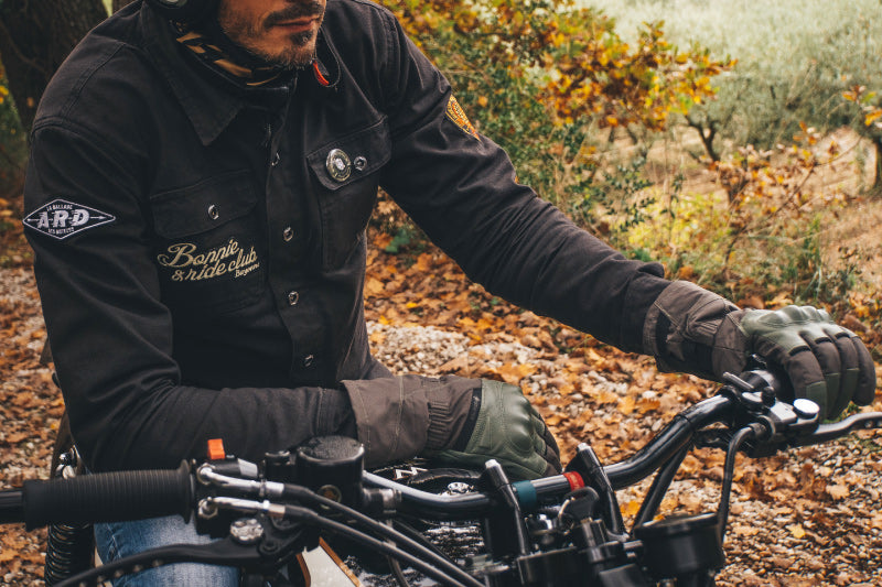 dobre rękawice motocyklowe są bardzo ważne w czasie jesiennych przejażdżek