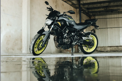 yamaha mt 07 stoi w magazynie, w mokrej podłodze widać jej odbicie