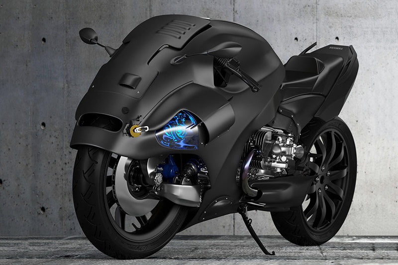 Futurystyczny czarny motocykl stojący bokiem, mocno zabudowany w czarnym kolorze, w tle szara batonowa ściana