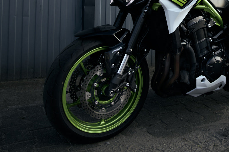 zawieszenie w zielonym sportowym motocyklu