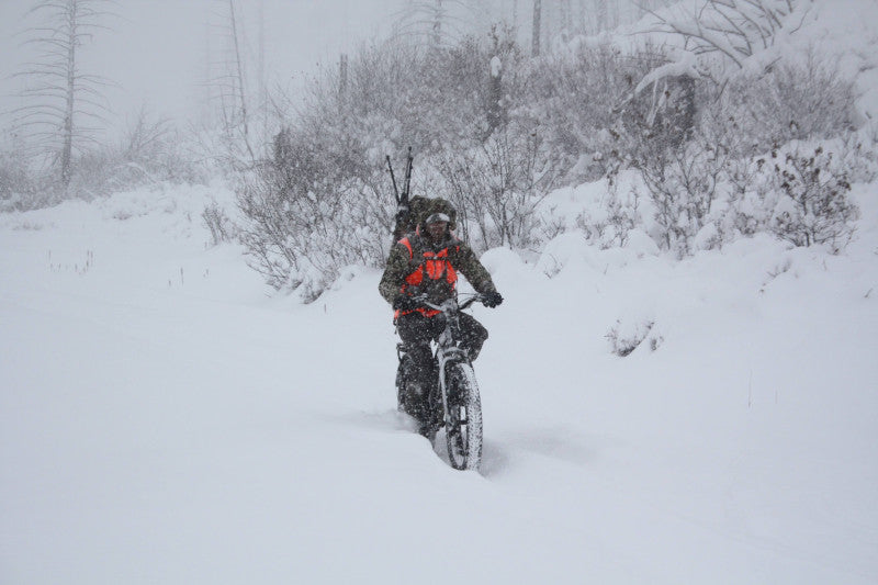 motocyklista jadący zimą na motocyklu