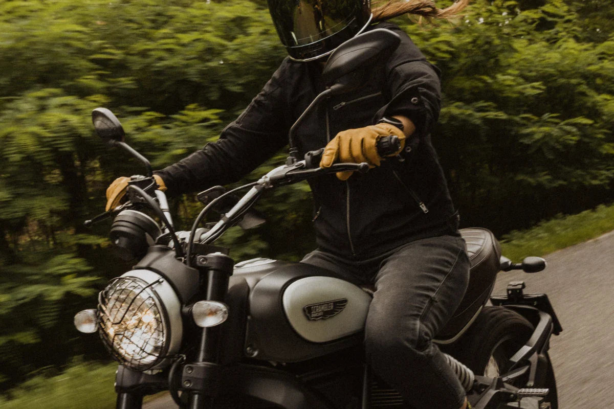 zmiana biegów podczas jazdy motorem
