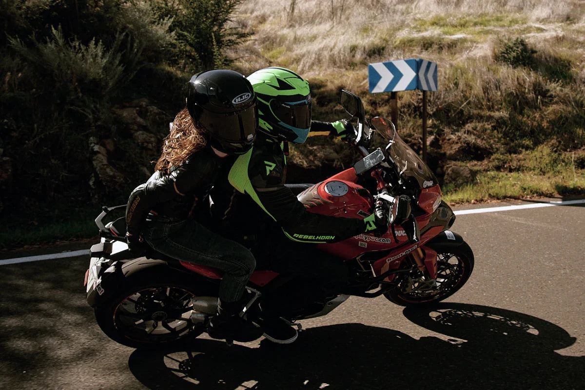 zwieszanie się podczas jazdy motocyklem