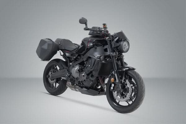 ZESTAW KUFRÓW BOCZNYCH URBAN ABS I STELAŻY SW-MOTECH YAMAHA XSR900 (21-) BLACK 2X16,5L 3