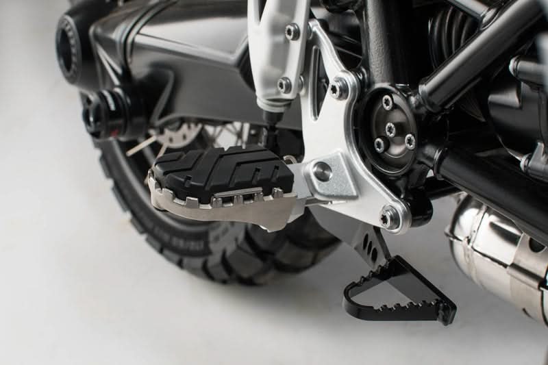 PODNÓŻKI ION SW-MOTECH BMW R NINET SCRAMBLER (16-) R NINET GS (16-) SILVER 1