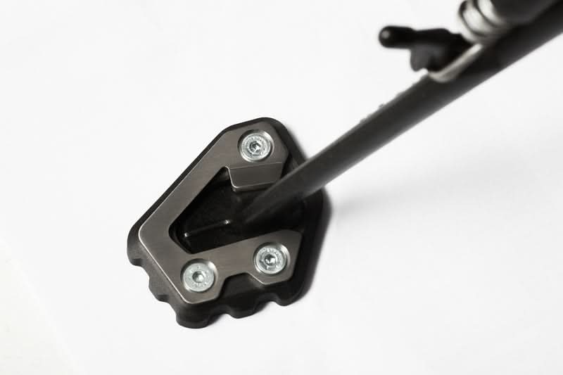 NAKŁADKA NÓŻKI BOCZNEJ SW-MOTECH BMW F 800 R (15-)/F 800 GT (16-) BLACK/SILVER 1